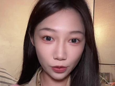 短剧《亲爱的维多利亚港》的隐藏真相,你敢直面感情里的人性吗? 这部剧最绝的不是虐,是真实。
梁舒怀不是渣男,只是现实里最典型的成年人:温柔、心软、但极度自私。
他有爱,却不敢赌;有情,却不愿牺牲。
他给得了偏爱,给不了未来;扛得住浪漫,扛不住现实。
而温景徽的破碎与倔强,让人看得窒息:
明明遍体鳞伤,依然坦荡善良;明明被辜负殆尽,依然体面收场。
这就是成年人爱情最残酷的真相:
浅层的分开,是不爱了;
深层的分开,是不配、是不能、是无能为力。
维港的烟花照亮过他们的相爱,却照不亮他们的结局。
有些奔赴,从一开始,就没有归途。
有些真心,再滚烫,也填不平门第的鸿沟。
好的爱情,让人看见世界;
坏的爱情,让人弄丢自己。
真心值得被温柔以待,深情不该被现实辜负。
永远记住:爱人先爱己。
热烈奔赴值得的人,遇见权衡利弊、懦弱妥协的爱人,一定要及时止损。
#爱情 #感情 #恋爱脑 #恋爱 #女性成长