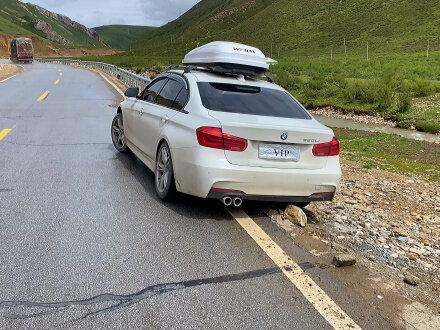 宝马轿车自驾游,为避让行人开沟出不来,偶遇路过大哥相助