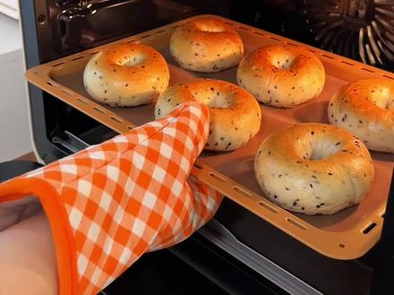 新手小白一次成功!手揉版黑芝麻贝果🥯 #自制美食教程 #贝果 #在家做面包 #霍霍面粉#烘焙教程