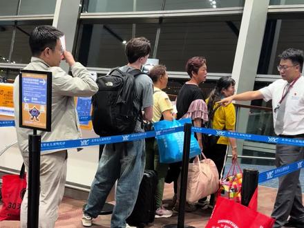 只能说中国人站起来好久了,一些外国人还不清楚现状,妄想在中国行使特权,不尊规则,抱歉,是啥都得卧着#机场排队等候 #旅客通关 #外国人创关