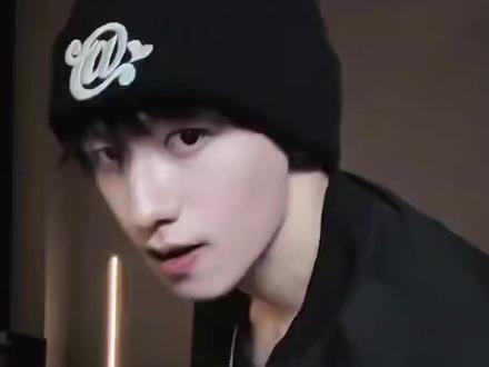 朱志鑫直播全是笑料#朱志鑫#时代峰峻#李飞@抖音小助手 @抖音热点