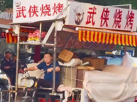 18号开始,花街凯歌路段夜市真不让摆摊了……你说能坚持多久呢 #地摊夜市 #路边摊 #城市的夜晚 #临海有意思 #路人视角