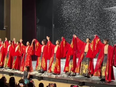 完整版谢幕,佳人请笑纳。龚钊最后压轴出场!苏州场搞事情,全程小背心,谢幕最好看的撕裙子也没有了!#叹春风 #龚钊 #中式舞剧 #马面裙 #谢幕