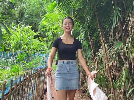 买了猪皮,表妹直接把猪皮扔了,嘴上说不吃,最后吃的比谁都香#一起吃饭吧#抖音美食创作人#农村美食