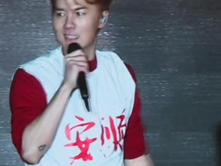 歌手于文文演唱会突然晕倒,吴克群身穿“安顺”T恤救场。