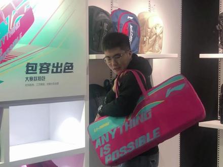 李宁这次的双肩包确实下了功夫,大赛服也不错!2022李宁羽毛球新品发布会球包、服装速览!#羽毛球装备 #李宁羽毛球 #快乐羽毛球 #享受羽毛球带来的快乐 #羽毛球包 #羽毛球大赛服