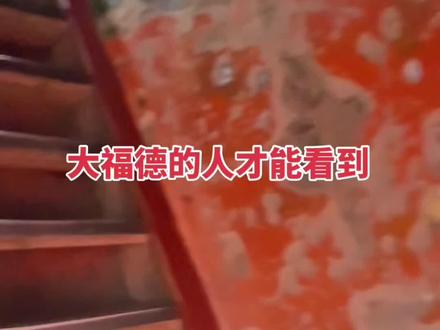 宗萨钦哲:观想将莲师融于你心中你的生命一定有所改变。我强烈鼓励你一再地将自己的心与上师的心相融。当你观想莲师并持诵“莲师心咒”时,每念诵一百遍时,就将莲师融入于你的心中。
这种过程你做得愈多愈好,所以每持诵十遍或二十遍心咒就融入一次,然后观照那种“无别一体”。不用说,这种经历一定会对你的生命有所改变。
观照心念的要点是让自己的心与上师的心相融,这个修持可以在各种日常情况下进行。例如,当你在电扶梯上,或在赶火车,或在百货店里,或在电影院中,尽量将你们的心相融在一起,直到你离开为止。
这一点都不占用时间,结束后也很容易回到你正在做的事情上,不论你是在购物、看电影或看足球赛。所以,每天花几分钟将自己的心与上师的心相融,然后花点时间观照那种“无别一体”。
如果你如此修持,它会带来一种加持,那就是在不久之后,生命中没有任何事情你会觉得有什么天大的了不起了。
但别指望马上见效,你要有耐心,安心地修法。你有诸多需要被调伏的习气、执着与散乱,可能需要一段时间才能见到成效。
若是如此,请勿抱怨!抱怨就有如你才把生鸡蛋放在桌上,就埋怨它尚未被煮熟;你得把鸡蛋放在锅里、于炉上加热,它才会煮熟。如果你连鸡蛋都还未放进锅里,就毫无理由来抱怨它是生的;如果你会抱怨,就表示你还不理“因”、“缘”、“果”的关系。
大多数的现代人都落入这种陷阱,纵然在科技探索上有非凡的成就,例如将人类送上月球,或者发现地球是圆的。
如果你需要花十年的时间修行才能有所改变,那怎么办?比起你无数亿万个过去世(那些时候你甚至连鸡蛋都还未从盒子里拿出来),十年又何足挂齿。
你已经进步了,因为你终于知道哪里有鸡蛋,也知道要先把它从盒子拿出来放进锅里,才能煮熟。
这一点本身已是个巨大的进步。即使只知道这么多,你一定也得积聚了相当多的福德才有可能。
#西藏 #藏文化 #民族特色民族文化 #人生是一场修行 #愿所有人平安健康