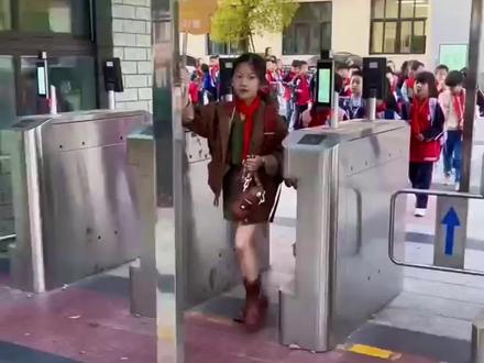 #长方体和正方体 的特征和表面积,是五年级下册重难点,多孩子刚学比较难理,刚好可以借助这个#透视几何演示器 动手操作一下,学习起来更加直观。