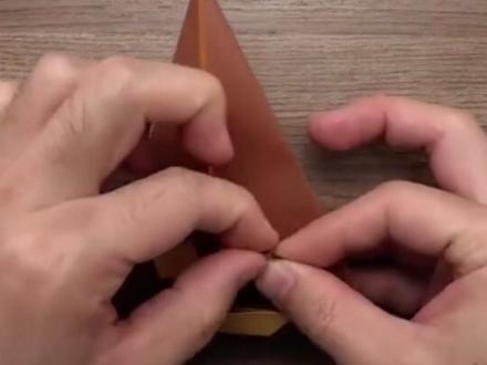 随手折出这小可爱,放桌上能笑一整天!闺蜜看了都要抢着要~#折纸 #折纸教程 #便便折纸 #手工 #搞笑