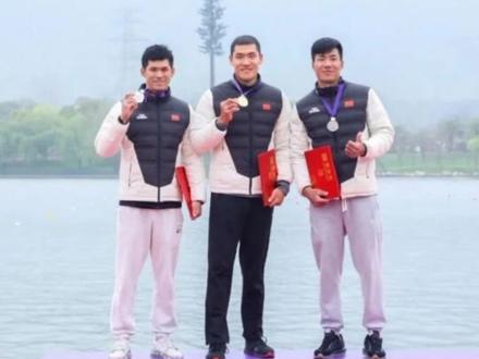 张冬,汉族,1996年11月18日出生于山东潍坊临朐,中国皮划艇静水运动员,效力于山东队。
国际级运动健将2018年度获体育运动一级奖章运动员。2017年9月6日,第十三届全运会单人皮划艇冠军2017年9月7日,第十三届全运会皮划艇双人皮艇金牌2018年8月30日,雅加达亚运会皮划艇双人皮艇冠军,这也是中国队时隔八年再夺该项目桂冠。2020年6月23日国际奥林匹克日,Team China中国陆上赛艇“百日创纪录赛”。在陆上赛艇滑雪测功仪19-29岁年龄组男子马拉松的创纪录赛中,张冬以2小时37分31秒4的成绩创造了该项目新的世界纪录。2021年,张冬入选2020年东京奥运会中国体育代表团皮划艇项目运动员名单。 9月24日获得中华人民共和国第十四届运动会男子1000米单人皮艇金牌9月25日,获得中华人民共和国第十四届运动会男子200米单人皮艇铜牌。9月26日获得中华人民共和国第十四届运动会男子500米四人皮艇金牌