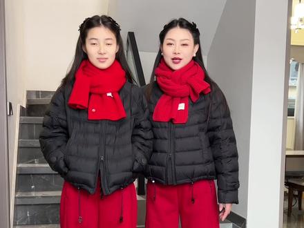 听说今年流行黑色排骨羽绒服配红色裤子,我和我女儿也买了,别管穿上好不好看嘛,咱们也安排上。都谁穿了黑色上衣配红色裤子,让我看看好看不#黑色上衣搭红色裤子