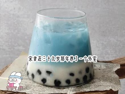 《密友外人》长篇版~一次看个爽系列,原文已完结 #穿回来后给前夫直播现代日常 穿回来后给前夫直播现代日常后续 穿回来后给前夫直播现代日常结局 #宋聿贺南珠林素 #宋聿贺南珠林素后续 宋聿贺南珠林素小说完结 #宋聿在三十九岁那年养了一个外室 #宋聿在三十九岁那年养了一个外室后续 宋聿在三十九岁那年养了一个外室。
他的爱慕者把消息透露给我。
他得知后,特意过来警告:「素素不是外人。」
原来林素是我婆婆闺中密友的女儿。
她父亲战死,母亲殉情。
一个月前,宋聿去接她,两人在途中日久生情,他说她是来加入这个家的。
他们都以为我会大发雷霆。
我却说:「怎么能养在外面让人看笑话,不如抬为平妻。」
我建议他们早点生个孩子。
因为系统跟我说:【你的身体月底就会修复好,还有十天就可以回去了。】
我辛苦生的儿女,肯定是要带走的。