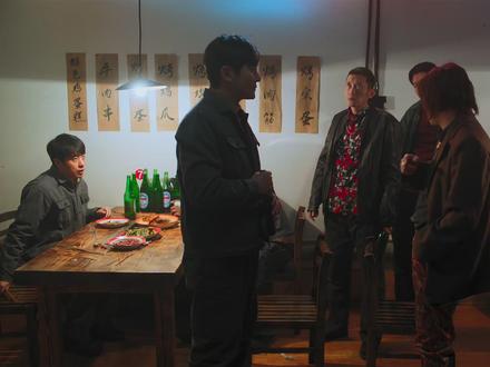 老舅 第2集:唱《铁窗泪》引冲突,崔国明拎瓶赔罪显格局 #电视剧老舅 #电视剧解说 #剧情 #影视解说 #因为一个片段看了整部剧