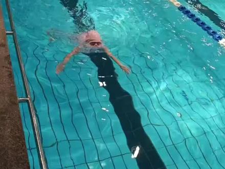 行了,别再练了🏊🏻进国家队了,离妈妈那么远,可咋搞哦~ #母女日常 #别练了再练进国家队怎么办 #游泳 #一年级的娃