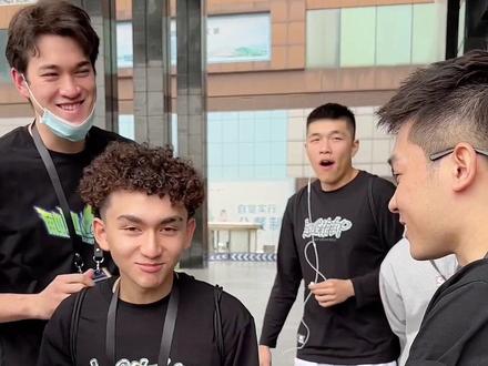 聊了那么久的天,终于见到亚翰本人了!非常可爱,哥哥给你上一课@亚翰 #insanitycrew