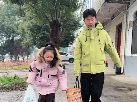 #大年初一拜大年 在安徽有个习俗,外地人应该没人知道,就是拿个塑料袋挨家挨户拜年,今天是大年初一早上,我和老公俩准备糖果,迎接拜年的小朋友,做好准备后就迎接了很多小朋友来拜年, 昨晚我就喝两个孩子商量今天也带他们去体验一下农村拜年的快乐但姑娘不好意思在我和老公俩的鼓励一下他答应去试一下有多少人和我们八零后一样也小时候也拜过年,但是现在长大了很多地方地方已经取消了拜年的习俗,但安徽肥西这边乡风淳朴,一直保留着这项习俗, 接下来带大家体验一下我们安徽这边大年初一拜年的习俗,跟着两个孩子的脚步一起看看,视频有点长,记录着乡情们的热情#原创视频 #乡亲 #抖加小助手 #年味 @上热门🔥🔥🔥