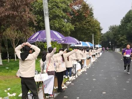 #南京马拉松#南航
全程走马,当关门兔,鼓励了多少跑友最终一起安全完赛。
南京马拉松的补给站太赞了,这是参加了这么多场马拉松,见到的最好补给站阵容,南航的妹子们太给力了,当年我考大学咋没想到考南航啊