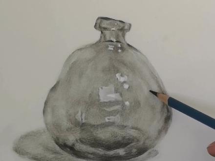 素描进阶,画好玻璃质感的关键技巧,异形玻璃瓶画法#dou上热门 #素描教程 #玻璃质感素描 #零基础学画画 #素描静物 @DOU+小助手 @抖音创作小助手 @创作者伙伴计划(小助手) 透明物体的素描难点在于“虚实结合”,今天用一个异形玻璃瓶示范,看完你也能画出通透感~
