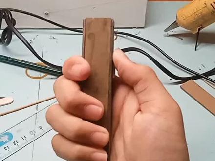 #手工diy #直跳刀#安全无开锋
下期发教程
材料:纸板(顶置视频有教程),直径0.2cm竹签,弹簧(长2cm,直径0.4cm),冰棍棒,热熔胶,502
