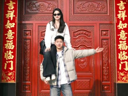 算了 和你们这些没有弟弟的说不清楚 姐弟坐肩膀上拍照ai指令教程 #算了和你们没有弟弟的人说不清楚 #坐肩膀拍照 #姐弟拍照姿势 #豆包ai #豆包出大片有两把刷子 坐弟弟肩膀上拍照教程 坐弟弟肩膀上拍照 爸爸托举女儿 兄弟姐妹一起拍的视频 情侣拍照技巧 情侣拍照姿势 只要君妻永连心何缺长情万两金 扛肩拍照 男友扛肩上拍照教程 扛肩拍照情侣风 扛肩膀情侣照