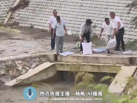网友钓鱼时发现多人向河里倒白色粉末,倒完袋子直接扔河里,袋上写着“漂白粉”!目击者:事后下游发现死鱼,味道特别大!工作人员:袋子写着“漂白粉”,但不确定里面是什么,会尽快将问题反馈#荆州 #保护环境