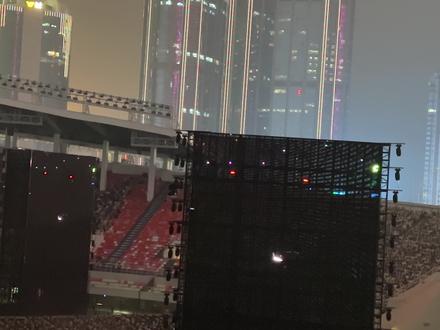 爱是常觉亏欠 第一次演四面台的你总觉得有照顾不到的地方 但是威亚坏了你就自己跑遍了全场 你已经很好了#万兽之王 #薛之谦 #薛之谦广州演唱会 #广州天河体育中心