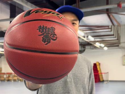 这球太黏了,会吸到手上 #街球霸王 #比赛用球