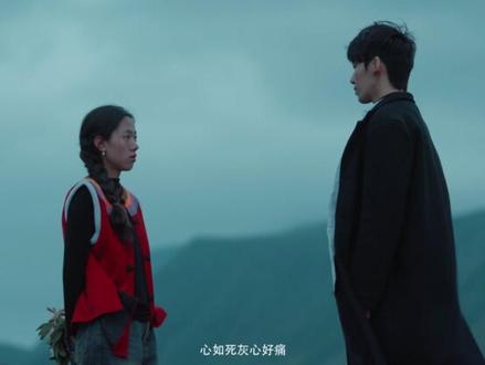 《我出不了凉山》 本视频讲述了在社会的发展进程中,传统与现代的交织碰撞引发了诸多思考,传统的相亲、离婚、高额彩礼习俗和现代教育、自由恋爱观念激烈冲突,在传统观念在当下的滞后的情况下,阿依莫追求梦想与爱情时深受思想观念的阻碍,促使人们思考如何在尊重传统基础上追求现代生活,寻找二者间的平衡。阿依莫夹在亲情与爱情、个人追求和家庭期望之间,一边是对墨言川的感情,一边是亲情,这困境凸显个体面对家庭与自我发展时内心的挣扎,反映出在复杂家庭和社会结构中做出选择的不易。故事展现彝族文化独特魅力的同时,反思如相亲离婚等传统习俗在现代社会的适应性,并且借彩礼问题呼吁树立法律意识、移风易俗,倡导社会各界共同推动社会思想观念革新,促进民族文化交流融合,构建和谐美好的多元社会#我出不了凉山 #我出不了凉山导演木呷拉哈 #我出不了凉山电影 #我出不了凉山男主 #我出不了凉山女主