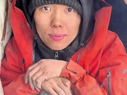 11月18日 湖南张家界,“冷美人”获得38000元奖励,成张家界旅游推荐官,赛事方:治疗费不用担心 我们承担,“冷美人”笑称:我现在头发像“石头”,梳都梳不开 能做形象大使吗?#大象主播说