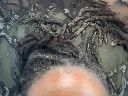 非洲女子清洗脏脏辫子,用醋泡浸泡后,水脏到几天都吃不下饭 #今天洗头发了吗 #养发护发 #洗头 #非洲