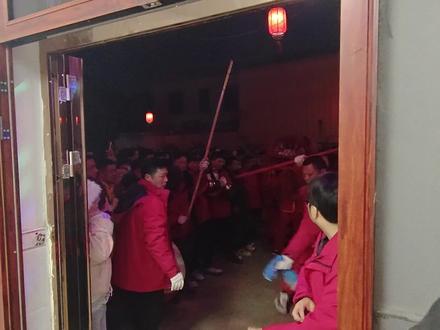 黄陂僵狮子。狮头一低,步步逼近,一声“挖啊”,气势拉满!
被“挖”到的人,寓意新一年消灾避难,越“挖”越发🎉🎉🎉