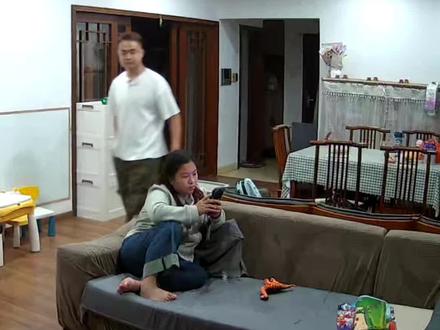 生活中你会碰到这样那样的烦恼,一个人苦恼的时候,有人第一时间感受到,并且可以接住你的负面情绪,帮助你消化,你会觉得好像也不是过不去。磨合了将近十年,是爱人,也是战友❤️#婚后生活状态