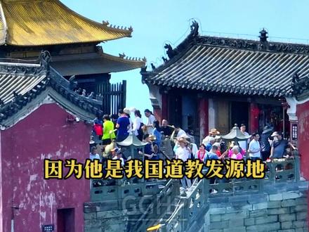 中国最赚钱的山你知道是哪一座吗?它既不是山东的泰山,也不是安徽的黄山,而是湖北的武当山!平平无奇的武当山,在中国三山五岳之中都排不上号,它凭什么能够成为中国最会赚钱的山呢?#武当山 #道教圣地 #登上山顶看美景 @抖音小助手