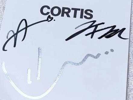 今天完全幸运日吧 独一无二的全员to签也到了🥹
#cortis #签名 #开箱vlog #周边