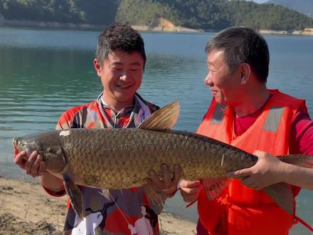 衣衫褴褛也有王者之相,三餐不济也非池中之物。#户外 #钓鱼 #擒龙诀荒野挨饿王大鱼挑战赛 #刷锅传媒
