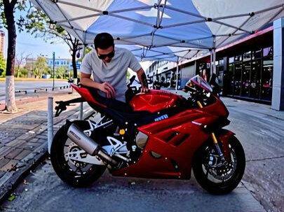 看完实车后有想骑的欲望……#张雪820rr
