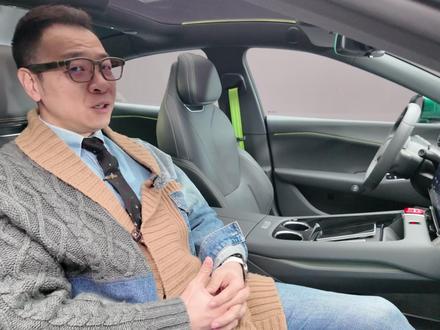 竟然很意外 全新极狐阿尔法S5 这日子口出新车,竟然还能给我惊喜。除了出自低音炮批发部——极狐,电动尾翼等等,副驾座椅在可以展开的情况下竟然给副驾腿拖加上了按摩。惊不惊喜,意不意外?来,全新极狐阿尔法S5。