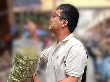 这么大一个中药材山银花当金银花卖 商家还理直气壮,张嘴就说消费者是打假人 难道现在以假充真,直接说对方是打假人,就可以掩盖卖假货的事实吗?#金银花#山银花#中药材#中药材市场