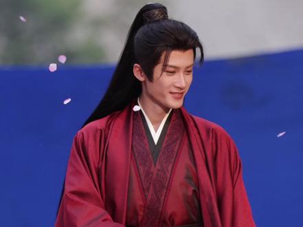 檀健次戏外拉卢昱晓上马可爱视频 #檀健次#卢昱晓