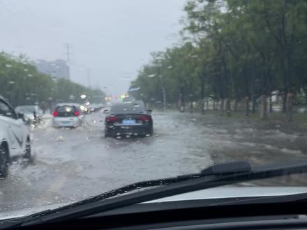 #积水路段 下了一夜的雨,很多路面都积水了,送孩子上学一定要注意,看到路面积水严重的立马掉头,真是一开一身汗😂#车船使用税没白交