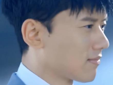 张杰从来不是活在粉丝想象里的“完美偶像”,他是歌手,是丈夫,是父亲,这些身份共同构成了真实的他。作为粉丝,我们该做的是守护他的舞台,祝福他的幸福,而不是用自己的标准去绑架他的选择。只要他还站在舞台上唱歌,我就会一直做台下为他鼓掌的星星。#张杰 #谢娜 #张杰谢娜 #张杰演唱会 #张杰跨年演唱会