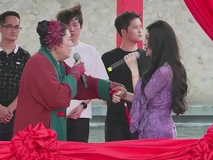 紫色妹妹上台很受欢迎#王婆说媒