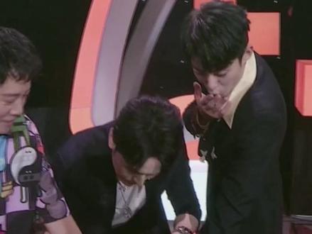 王鹤棣邓男子共变魔术,邓男子用“液火”烧掉了整副牌!#100道光芒 #王鹤棣直拍