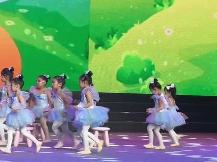 到底是谁坐错了凳子?近日,江苏连云港,#幼儿园小朋友表演节目坐错凳子 ,全程没有一个人哭 纷纷急中生智,网友:小朋友情绪太稳定 太可爱#一个凳子让舞蹈秒变小品 #萌娃