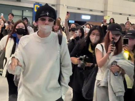 在仁川机场算是偶遇檀健次 相柳大人了 哈哈哈哈哈
本人好瘦好白啊!