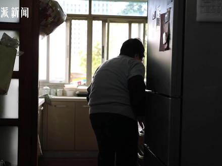 #杭州最慢外卖员专送老人餐 :得到了很多爷爷奶奶的疼爱,有好吃的都塞给我,他们独居、孤单,希望儿女们常回家看看……#88岁奶奶愧疚一辈子没给老伴烧过饭 #送老人餐的外卖员得到了很多疼爱