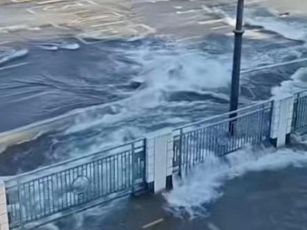 浙江杭州天目山里一地水管爆裂,注意避开此路段