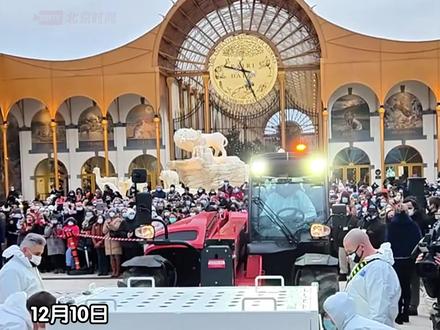 #旅比三小只启程回国当地时间12月10日,三只旅居比利时大熊猫“天宝、宝弟、宝妹”启程回国,近千名大熊猫爱好者泪目送别,“我非常爱它们,见证了它们的出生和成长,现在是时候告别了”#比利时 #大熊猫 #旅居大熊猫