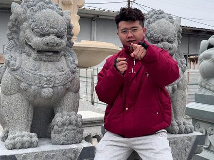 你知道石雕北狮和南狮有什么不同吗? 一个视频告诉你答案,因南北差异,北京狮最早始于故宫门口的石狮子,象征着皇权后面又象征着官府。狮子自古以来就被视为瑞兽,能够震慑宵小,带来财运和福气。后来南方沿海一带又延伸出这一种南狮又叫金钱狮,慈眉善目少了庄严多了几分喜笑颜开,常用于寺庙祠堂门口的摆件,震慑邪祟的同时又代表着家族里人丁兴旺子嗣延绵!#石狮子 #雕塑厂家 #门口摆件 #南狮 #祠堂文化