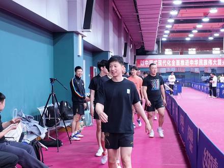 全运会第一次体能测试全员通过 本周末,第十五届全运会乒乓球项目第一次体能测试在北京举行。本次体能测试分为基础体能和专项体能两个大项,共包含8个小项——30米冲刺、腹肌耐力、背肌耐力、侧向滑步、A 字移动步法、双摇跳绳、坐姿旋转抛球、立定跳远。满分80分,40分为达标成绩。体测以各省市队为单位,分组进行测试。
最终,共有16个省市队的80名运动员报名参加本次体能测试。马龙,樊振东,王楚钦,陈梦,孙颖莎、王曼昱等6位奥运冠军都随队顺利完成了体能测试。
#全运会 #国乒 #体能测试